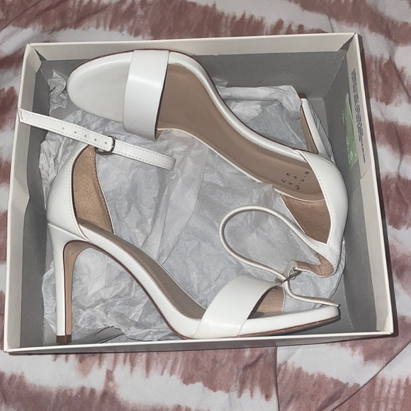 White heels - Picture 3 of 5